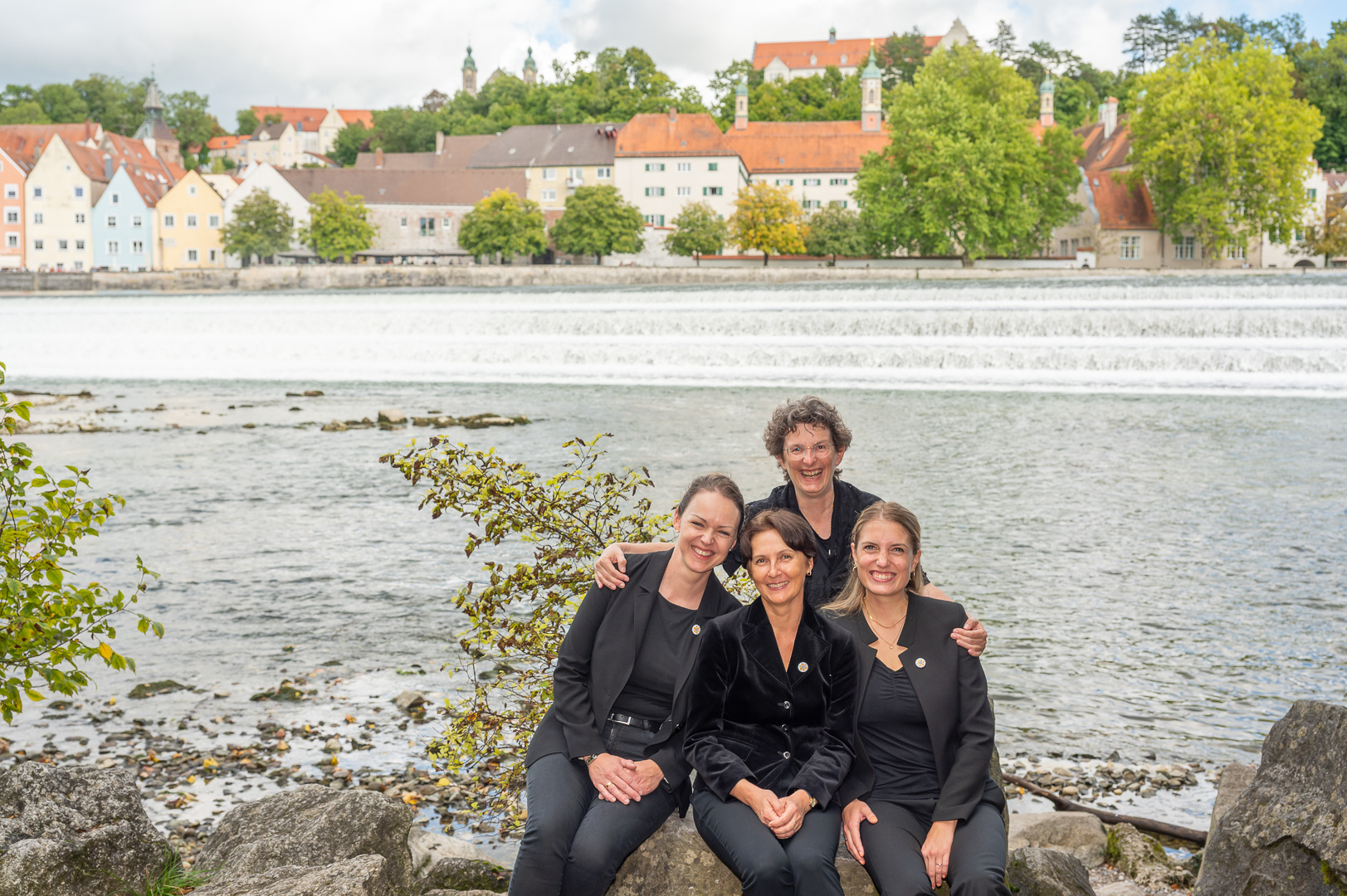Vier Sängerinnen von Yuriko am Flussufer